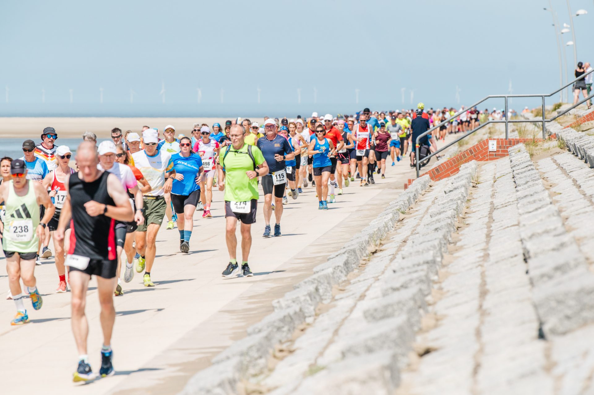 Startfeld auf einer Strandpromenade